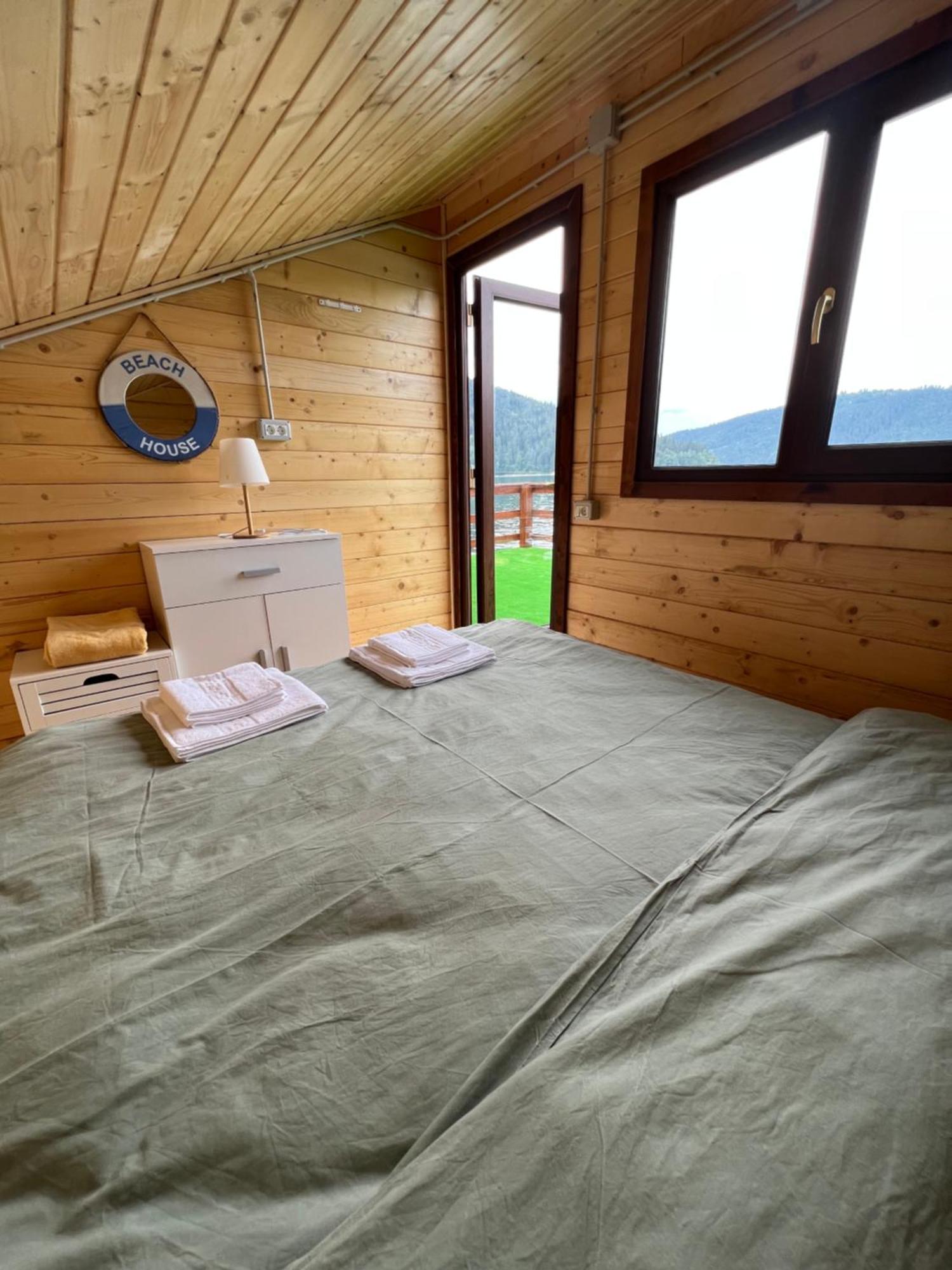 Casa pe lac Holiday Bicaz Exterior foto